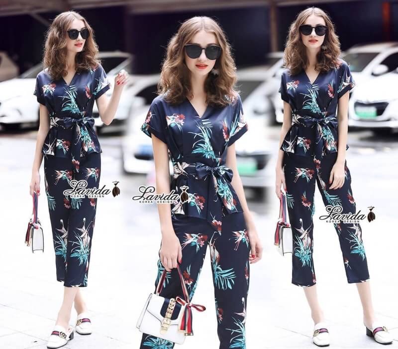 เสื้อผ้าเกาหลี พร้อมส่ง เสื้อคอวีป้าย ลายนกและดอกไม้