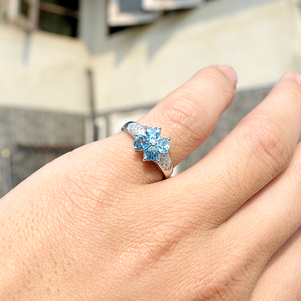 SKJewelryfactory แหวนเงินแท้ ฝังพลอยสวิสบลูโทปาซแท้ ทรงดอกไม้ ER00874-SBT