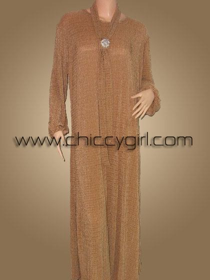 ชุดราตรีไปงานกลางคืนตัวหลวมแขนยาว สีทอง คอกลม โดดเด่นด้วยเนื้อผ้าเหลือบเงาเหมือนกากเพชรอัดจีบพลีทถี่ละเอียด แบบเรียบหรู ดูดี มีรสนิยม ทรงหลวมและเส้นจีบพลีทเป็นลายทางแนวตั้งช่วยพรางรูปร่างได้ดี ใส่ได้ทั้งคนอ้วน คนอวบ คนท้อง คนผอม และเป็นชุดราตรีอิสลาม มุสล