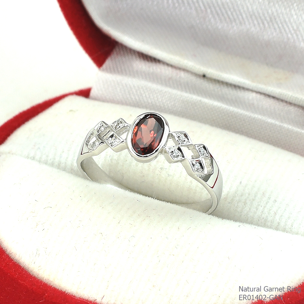 SKJewelryFactory แหวนพลอยโกเมนแท้ ทรงผู้หญิง แซมเพชรด้านข้าง ดีไซน์สี่เหลี่ยมข้าวหลามตัดมุม ER01402-GAN