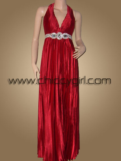 ชุดราตรียาวสีแดงอัดพลีททั้งตัว ประดับเพชรและคริสตัลเม็ดใหญ่ที่เอวบนรอบตัว โชว์หลัง หรูหราสง่างามมาก