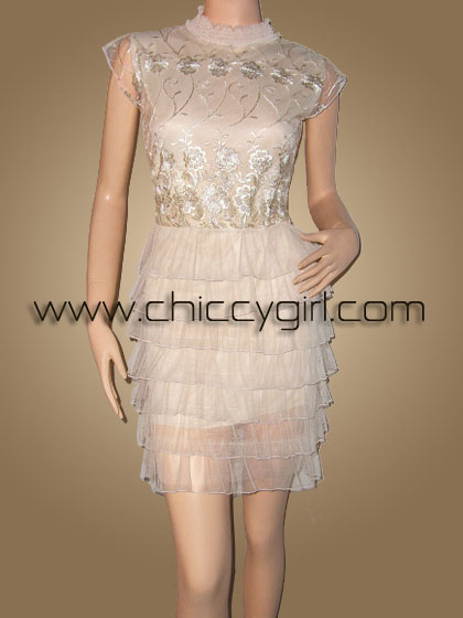 ชุดเดรสราตรีคอสม๊อค แขนสั้น สีครีม แต่งลูกไม้ปักนูนลายดอก กระโปรงทรงสอบแต่งระบายหลายชั้น สวยมาก