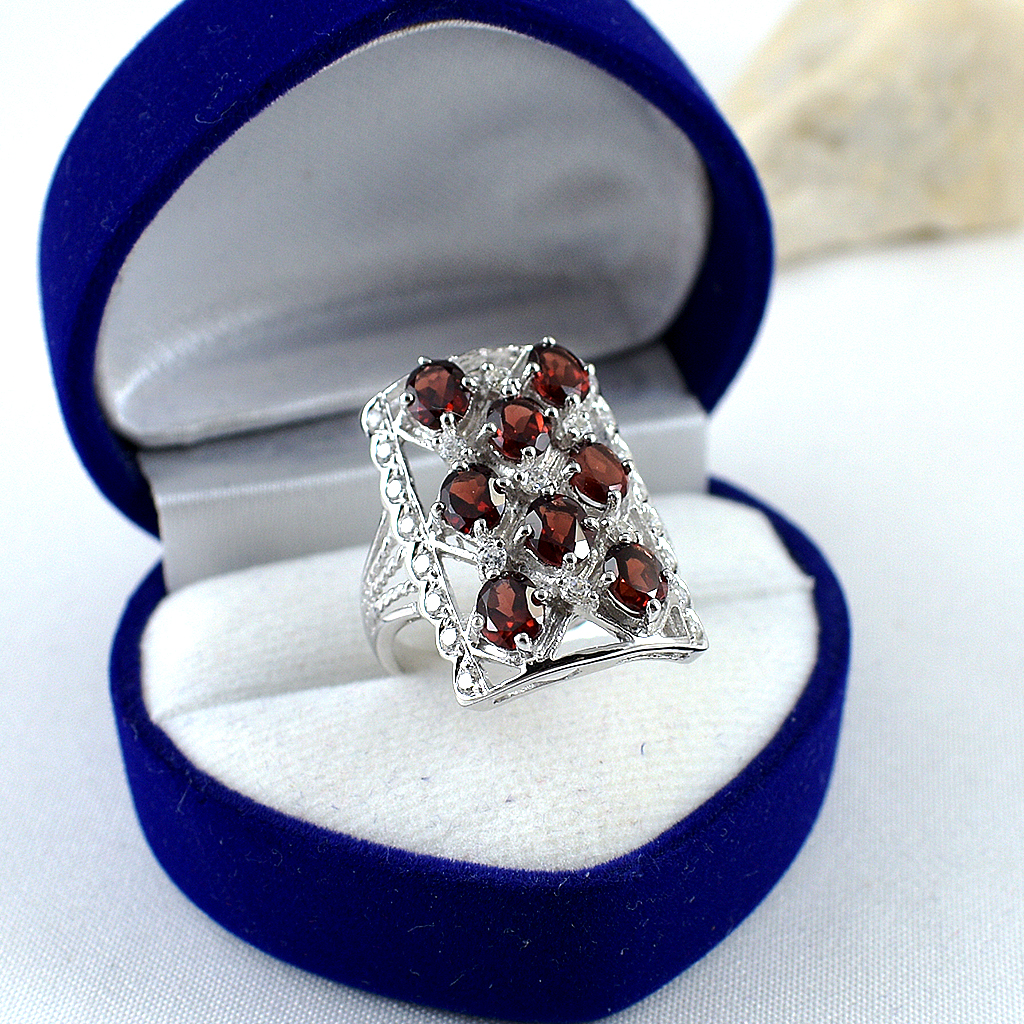 SKJewelryFactory แหวนพลอยโกเมนแท้ ตัวเรือนเงินแท้ ดีไซน์หน้าแหวนทรงสี่เหลี่ยมผืนผ้า เหมาะสวมใส่นิ้วกลาง ER00841-GAN