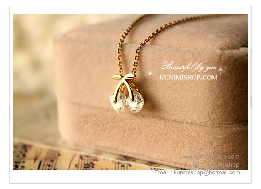 สร้อยสีทอง ลายโซ่ มาพร้อมจี้รูปเชอร์รี่          ตัวจี้สีทอง ผลเชอรรี่ประดับด้วยเพชรสีขาวและสีส้ม          มีให้เลือกสองสี ตัวเพชรแวววาว สวยมากคะ            ขนาด  :  ความยาวของสร้อย  22.5  cm.                         ความยาวของจี้  1.2  cm                                              *   รูปสินค้าจริงคะ  *