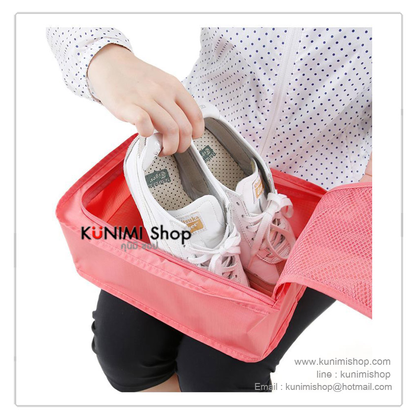  กระเป๋าจัดเก็บสิ่งของ กระเป๋าจัดระเบียบสิ่งของ สาสมารถใส่รองเท้าผ้าใบ รองเท้ากีฬา ออกกำลังกาย รองเท้าแตะ รองเท้าใส่เล่น หรือของใช้ต่างๆ เช่น ผ้าขนหนู ถุงเท้า ผ้าเช็ดตัว กระติกน้ำ เป็นต้น สำหรับพกพาเดินทาง ท่องเที่ยว มีซิปเปิดปิด สะดวกในการจัดเก็บ พร้อมหูหิ้ว * โดยรุ่น Ver. 3 นี้ ตรงช่องใส่รองเท้าจะไม่มีที่กั้นเหมือนกับ รุ่น Ver.2 ครับ * ขนาด กว้าง 21.5 x ยาว 30.5 x หนา 11 cm. 