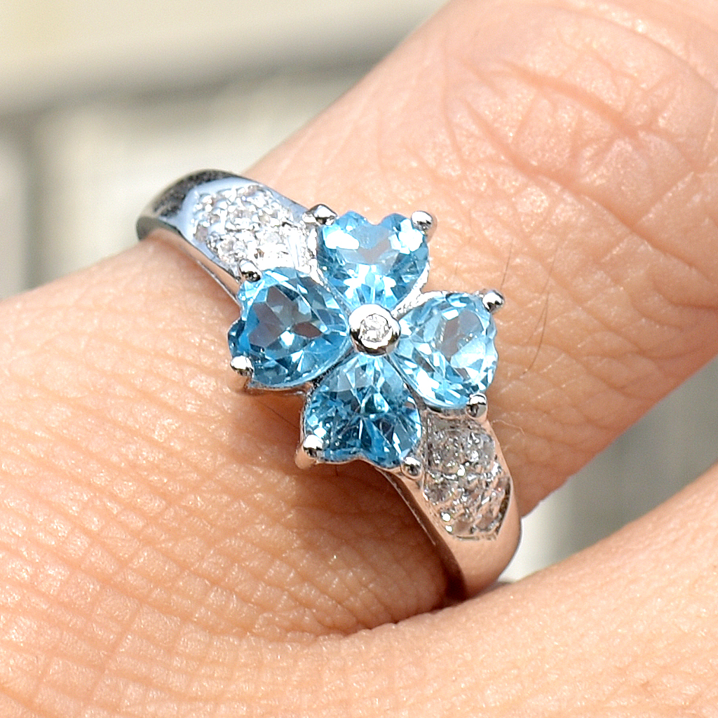 SKJewelryfactory แหวนเงินแท้ ฝังพลอยสวิสบลูโทปาซแท้ ทรงดอกไม้ ER00874-SBT