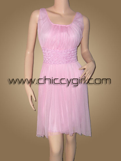 ชุดราตรีแขนกุดแต่งกุหลาบเล็กๆ ที่เอว สีชมพู แบบเก๋ไก๋