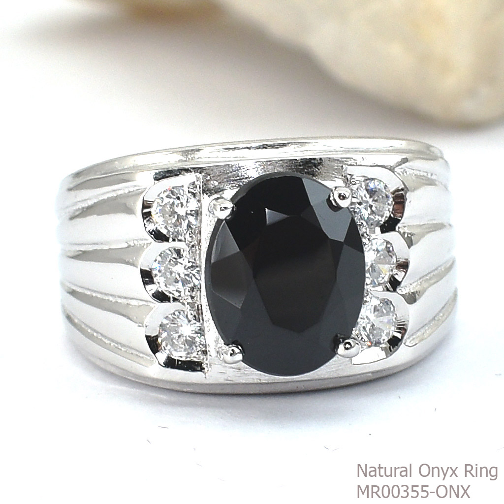 SKJewelryFactory แหวนชายพลอยสีดำ สีแห่งดุดัน น่าค้นหา แหวนนิลแท้ MR00355-ONX