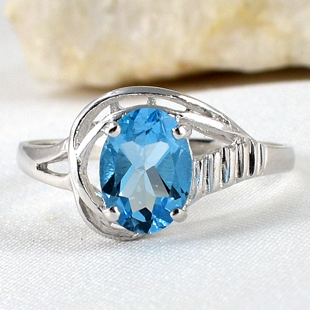 SKJewelryfactory แหวนเม็ดเดี่ยว พลอยสวิสบลูโทปาซแท้ เน้นโชว์ความโดดเด่นของตัวพลอย ER00027-SBT