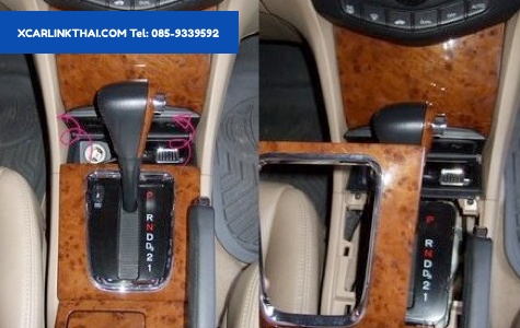 DIY ติดตั้ง USB วิทยุเดิมติดรถ Honda Accord G7 ง่ายๆด้วยตัวเองครับ 1# ดับเครื่องรถยนต์ เอากุญแจจิ้มเข้าไปที่ช่อง SHIFT LOCK เพื่อเลื่อนเกียร์ลงมาตำแหน่ง "N". เอามือดึงลายไม้ครอบเกียร์ออกได้เลย