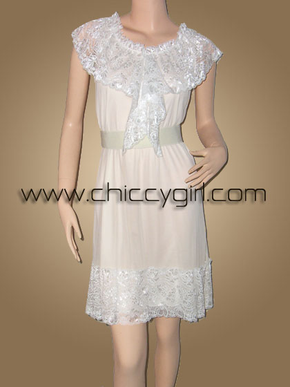 ชุดราตรีคอแต่งระบายใหญ่ด้วยผ้าลูกไม้ปล่อยชายยาว สีครีม