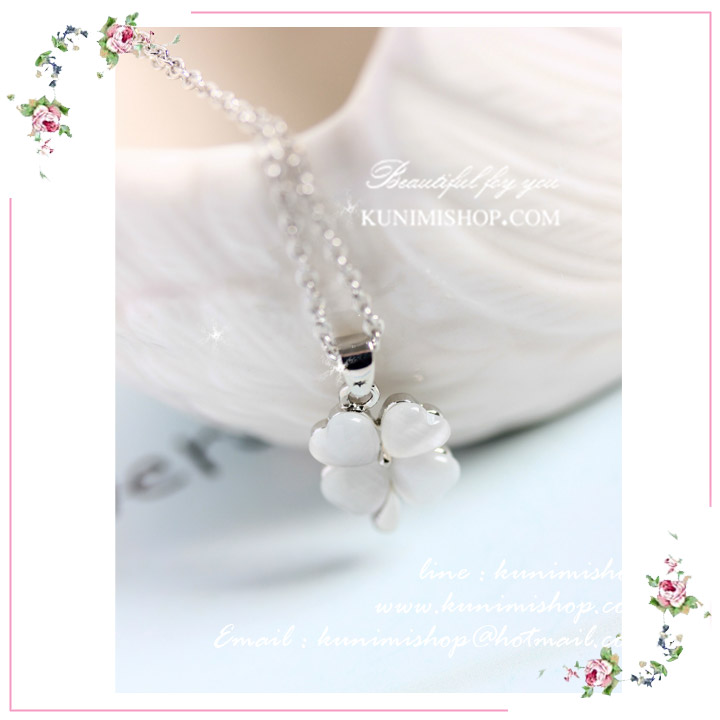  สร้อยสีทอง สีเงิน ลายโซ่ มาพร้อมจี้รูปใบโคลเวอร์ สวยหวาน สร้อยสวย ใส่ได้ทุกโอกาสคะ เป็นของขวัญของฝากได้คะ ขนาด : ความยาวของสร้อย 20 cm. ความยาวของจี้ 1.5 x 1.3 mm.