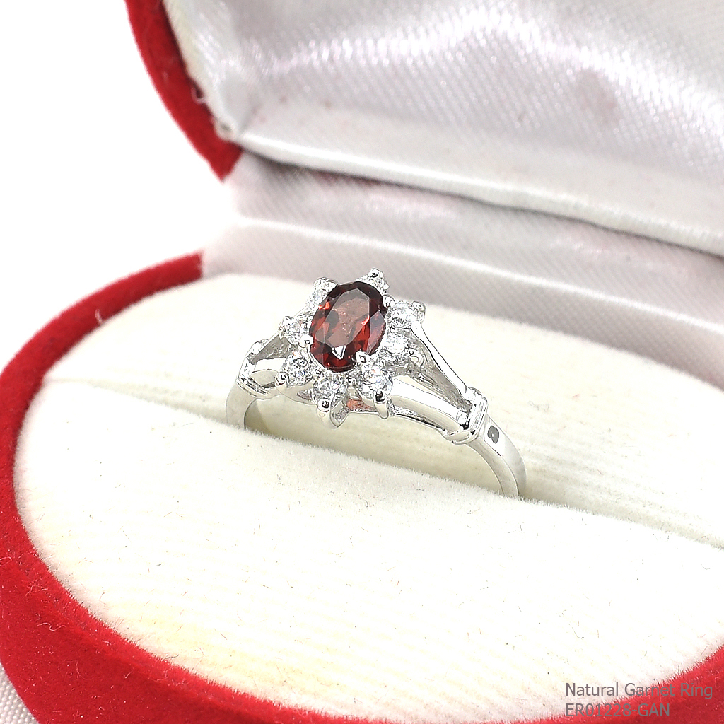 SKJewelryFactory แหวนโกเมนแท้ แหวนพลอยแท้ล้อมเพชร ตัวเรือนเงินแท้ ER01228-GAN