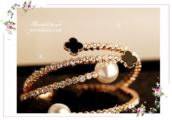   สร้อยข้อมือ สีทองชมพู           ช่วงสายกำไลประดับด้วยเพชรทั้งสาย          ตรงปลายกำไล เป็นรูปดอกไม้สีดำ          สวยแวววับ น่าใส่มากคะ                    ใส่ได้ทุกโอกาสคะ  เป็นของขวัญก็ดูดีคะ                 ขนาด :  เส้นผ่าศูนย์กลาง 5.5 cm.  
