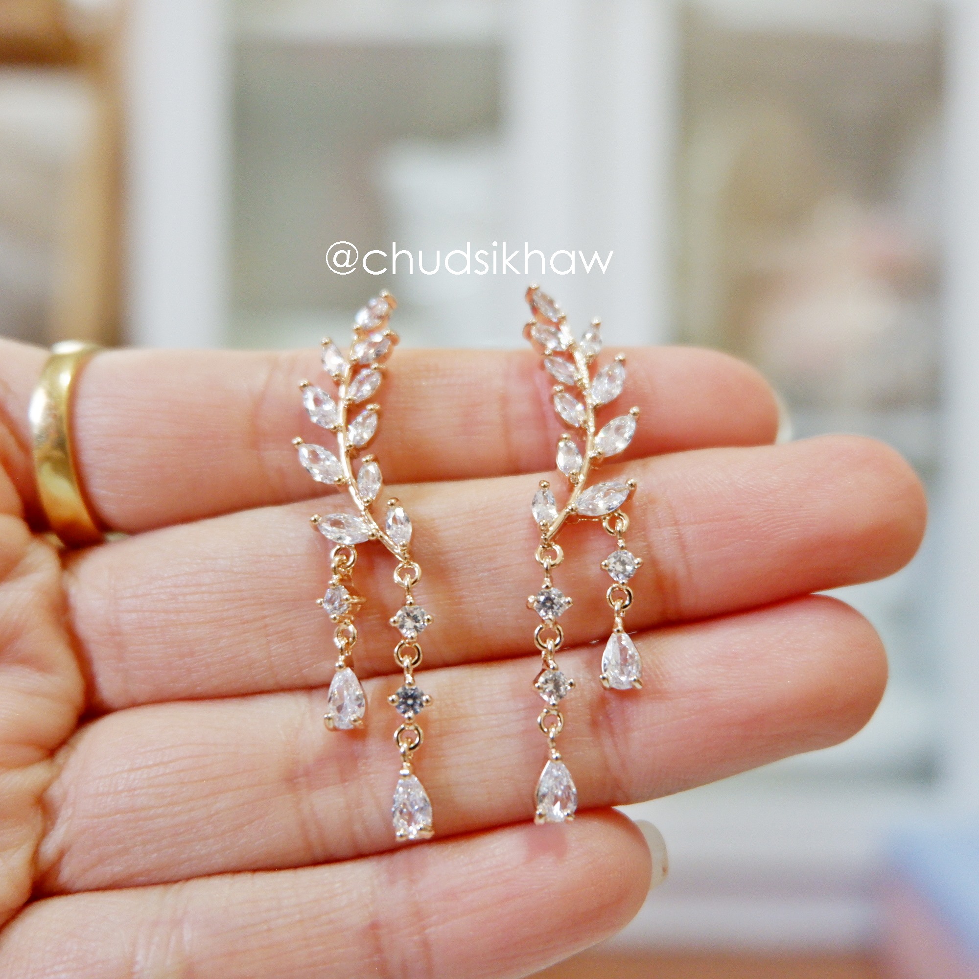 ต่างหูหลายแบบน่ารัก เล่นไฟ มุกแวววาว สวย ราคา 190 - 350 บาท