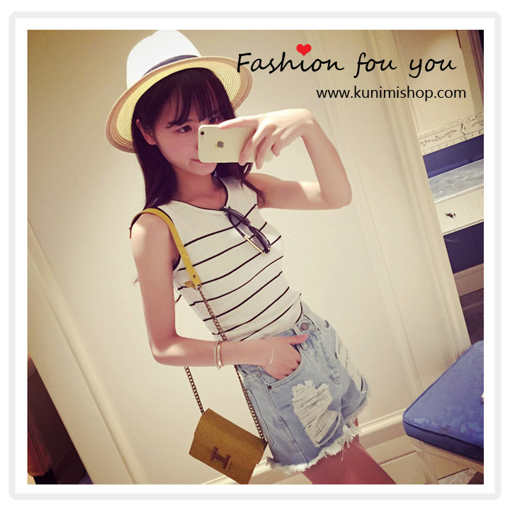 เสื้อแฟชั้น เสื้อยืด ที 2 สี สีขาว สีดำ แขนกุด คอกลม ลายขวาง สวยน่ารัก สินค้าเหมือนแบบ 100 % Free Size : เสื้อยาว 18.5 นิ้ว // รอบอกไม่เกิน 32 นิ้ว ผ้า : ผ้าโพลีเอสเตอร์ ( มีความยืดหยุ่น )