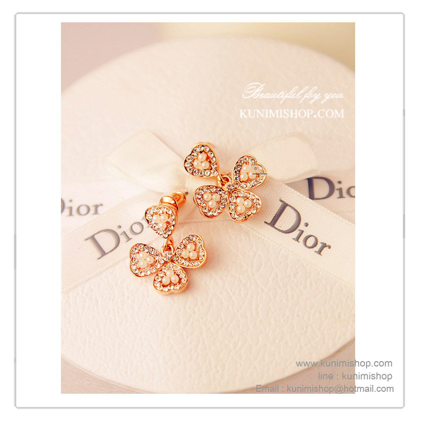 ตุ้มหู ต่างหูสีทอง รูปใบโคลเวอร์ นำโชค ราคาถูก งานคุณภาพ เกรดดี พร้อมส่ง สีทองชมพู ( Rose Gold ) สวยหรู ประดับด้วยเพชรรอบใบ ตรงกลางใบประดับด้วยมุขเม็ดเล็กๆ น่าใส่มากคะ ใส่ได้ทุกโอกาสคะ แบบแป้นเสียบ จะซื้อใส่เองหรือ เป็นของขวัญ ของฝากก็โอเคเลยคะ ^^ 