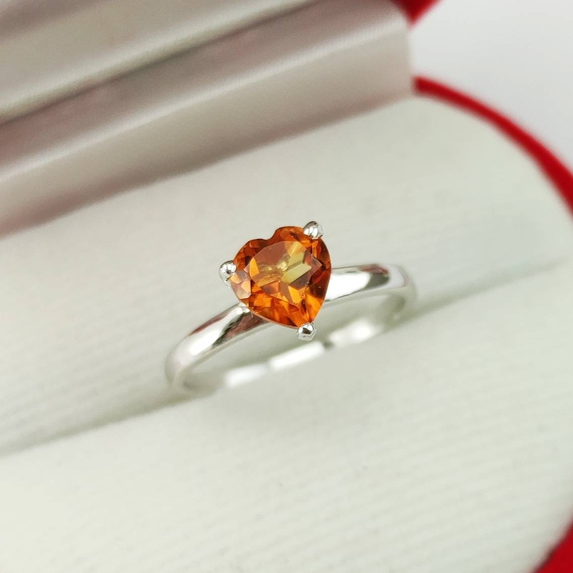 SKJewelryFactory SKJewelryFactory แหวนหัวใจ พลอยซิทรินแท้ สีเหลืองเข้ม สไตล์แหวนชูยอด พลอยสวยสดงดงาม ER02397-CIT เหลือง