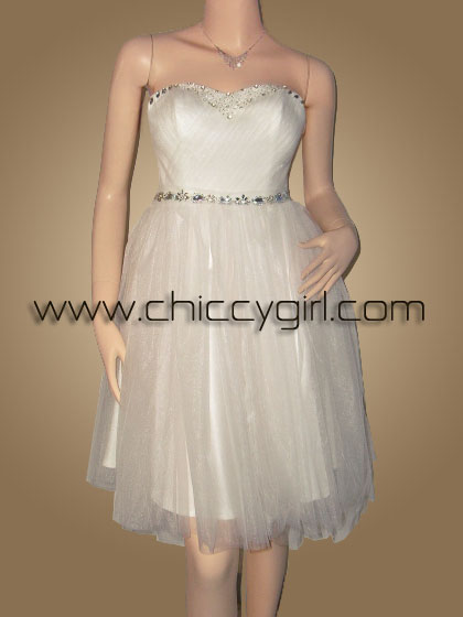 ชุดแต่งงานสั้นเกาะอกสีครีมกระโปรงพองๆ อกแต่งจีบพลีทเฉียง ขอบอกและเอวประดับเพชร วิจิตรสวยหรูมาก