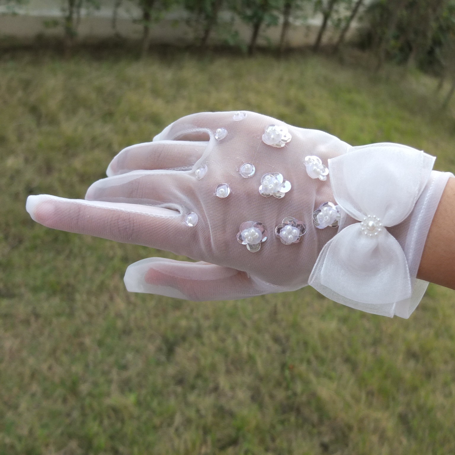 ถุงมือเจ้าสาวแบบสั้น ประดับโบว์ หลังมือติดมุกน่ารัก