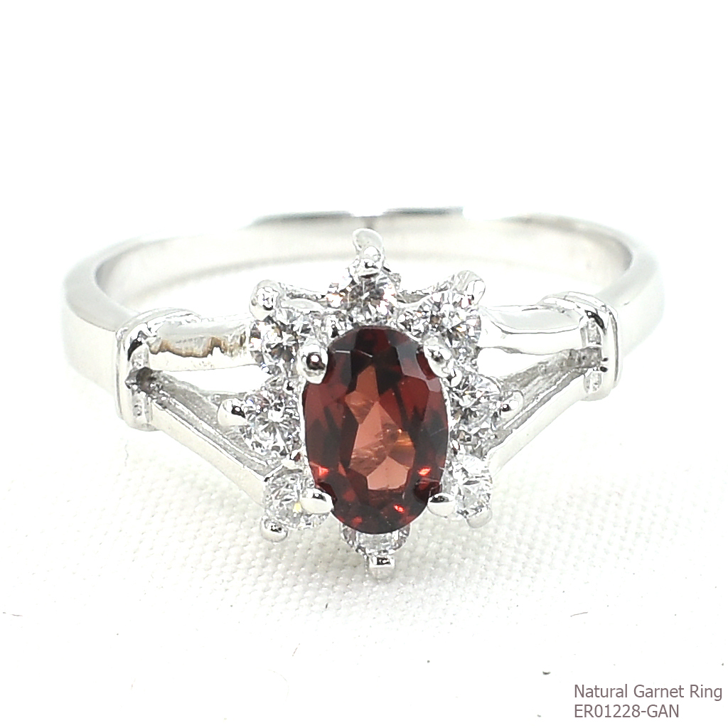 SKJewelryFactory แหวนโกเมนแท้ แหวนพลอยแท้ล้อมเพชร ตัวเรือนเงินแท้ ER01228-GAN