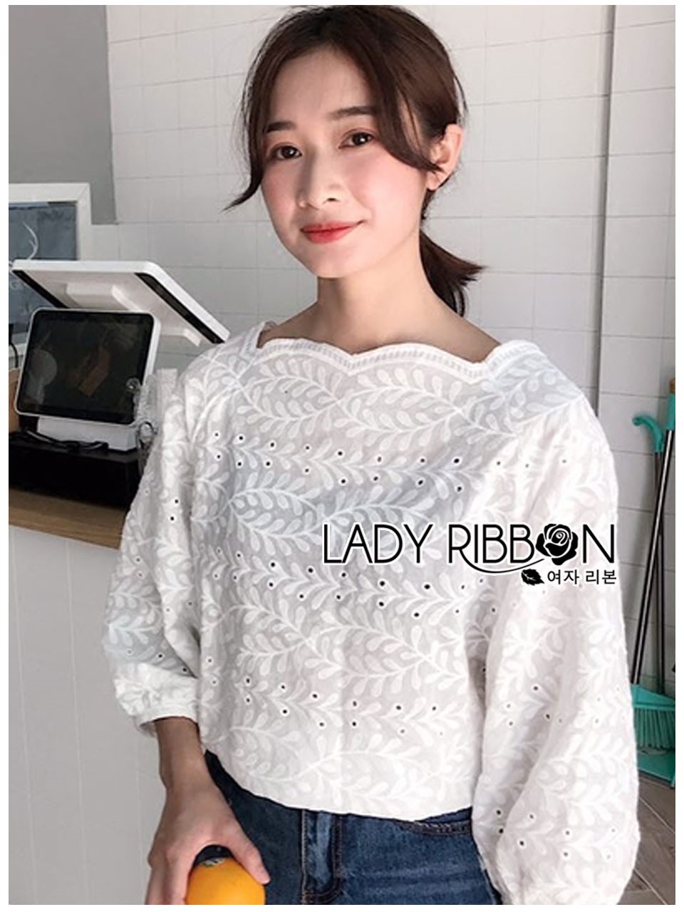 เสื้อแฟชั่นพร้อมส่ง เสื้อสีขาวปักและฉลุลาย