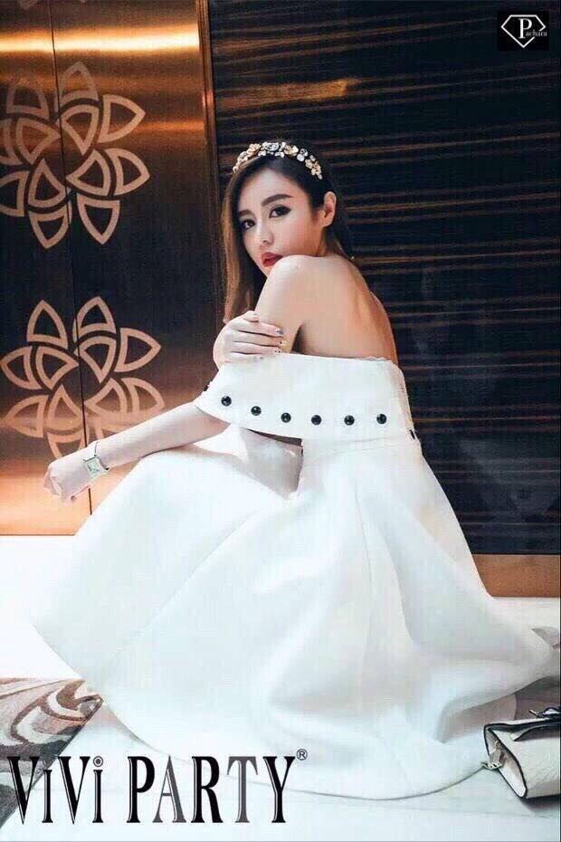 พร้อมส่ง เดรสเปิดบ่าปักเลื่อมขาวฉลุลายแขนบาน