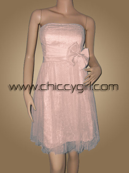 ชุดราตรีสั้นเกาะอกสีโอโรส แต่งผ้าดิ้นเงินทั้งตัว จับจีบเดรฟและติดโบว์ที่เอว ดูน่ารักสดใส