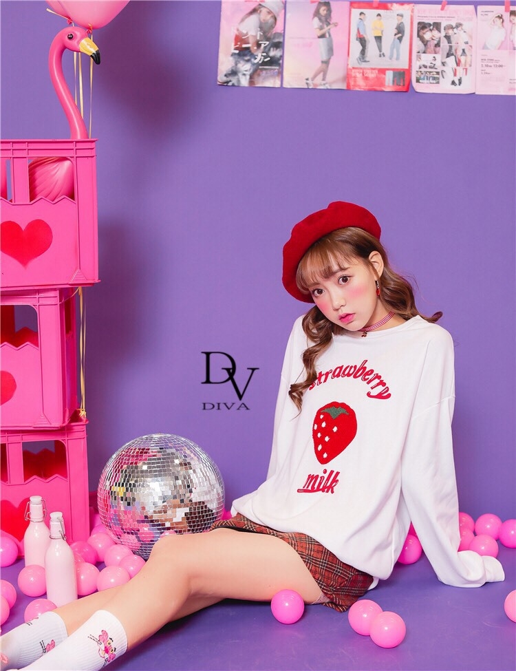 เสื้อเกาหลี พร้อมส่ง เสื้อคอกลม ลายสตรอเบอรี่