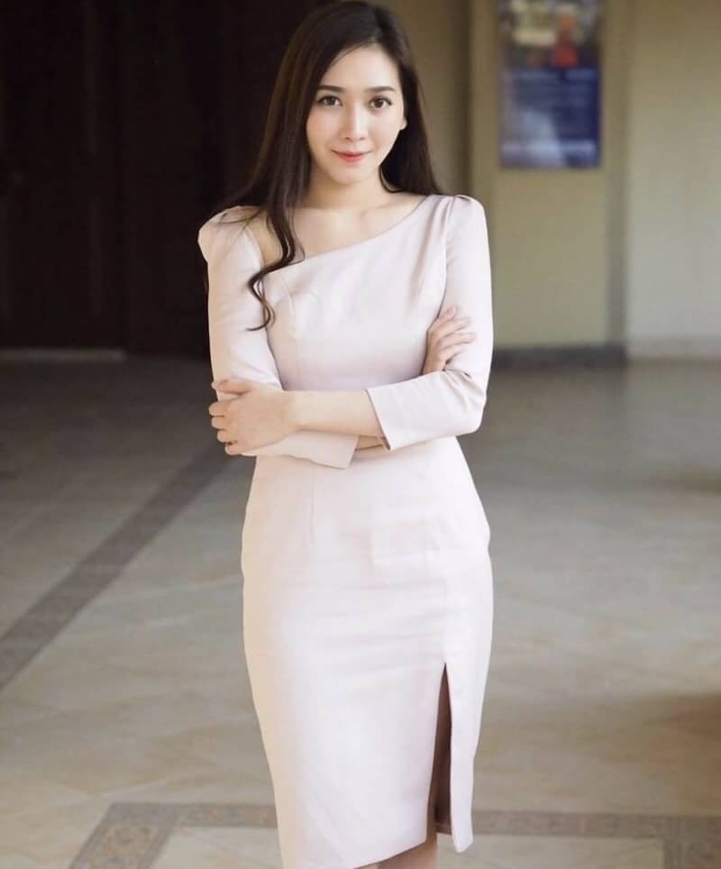 เดรสเกาหลี พร้อมส่ง เดรส ทรงกว้านคอ ทรงผ่าหน้า