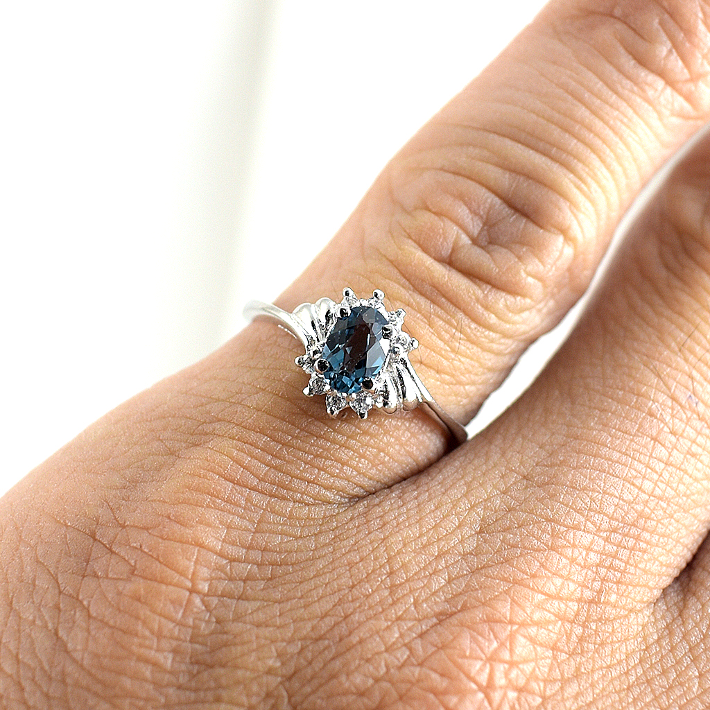 SKJewelryfactory แหวนเงินแท้ ฝังพลอยลอนดอนบลูโทปาซแท้ สไตล์เรียบหรู ER01419-LBT