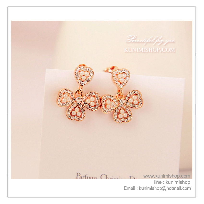  ตุ้มหู ต่างหูสีทอง รูปใบโคลเวอร์ นำโชค ราคาถูก งานคุณภาพ เกรดดี พร้อมส่ง สีทองชมพู ( Rose Gold ) สวยหรู ประดับด้วยเพชรรอบใบ ตรงกลางใบประดับด้วยมุขเม็ดเล็กๆ น่าใส่มากคะ ใส่ได้ทุกโอกาสคะ แบบแป้นเสียบ จะซื้อใส่เองหรือ เป็นของขวัญ ของฝากก็โอเคเลยคะ ^^ 