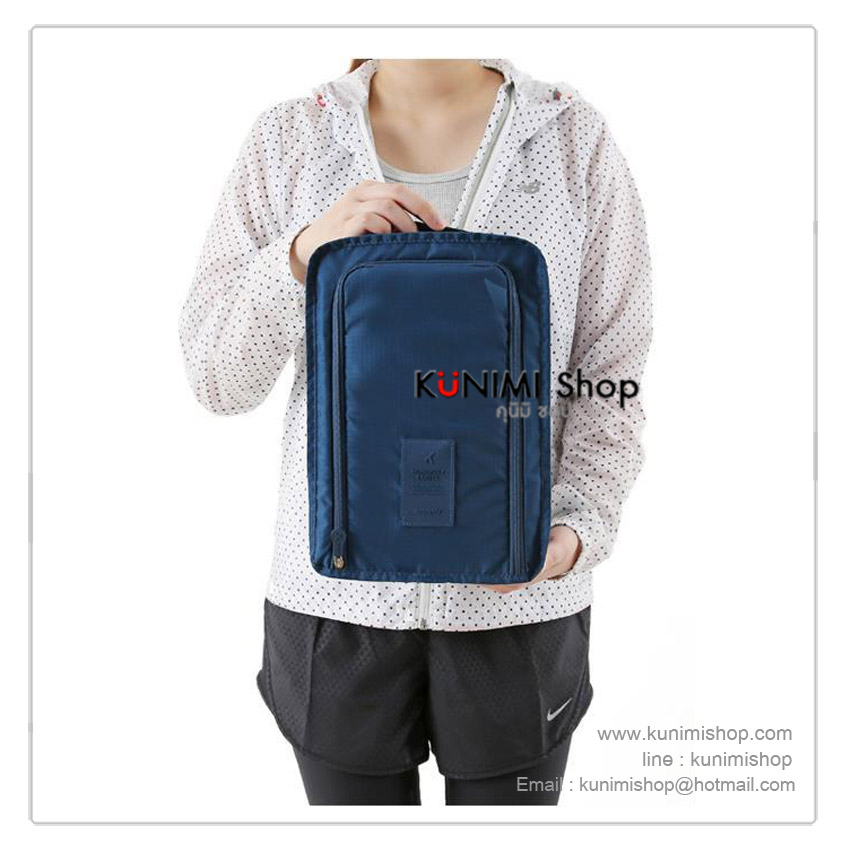  กระเป๋าจัดเก็บสิ่งของ กระเป๋าจัดระเบียบสิ่งของ สาสมารถใส่รองเท้าผ้าใบ รองเท้ากีฬา ออกกำลังกาย รองเท้าแตะ รองเท้าใส่เล่น หรือของใช้ต่างๆ เช่น ผ้าขนหนู ถุงเท้า ผ้าเช็ดตัว กระติกน้ำ เป็นต้น สำหรับพกพาเดินทาง ท่องเที่ยว มีซิปเปิดปิด สะดวกในการจัดเก็บ พร้อมหูหิ้ว * โดยรุ่น Ver. 3 นี้ ตรงช่องใส่รองเท้าจะไม่มีที่กั้นเหมือนกับ รุ่น Ver.2 ครับ * ขนาด กว้าง 21.5 x ยาว 30.5 x หนา 11 cm. 