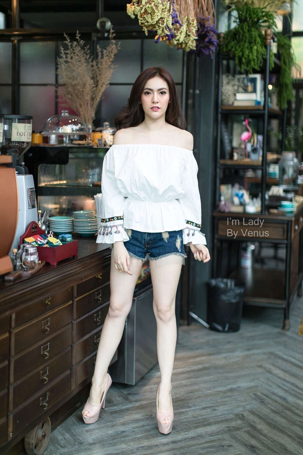 เสื้อเกาหลี พร้อมส่ง เสื้อปาดไหล่ แต่งปอมปอมปักแขน