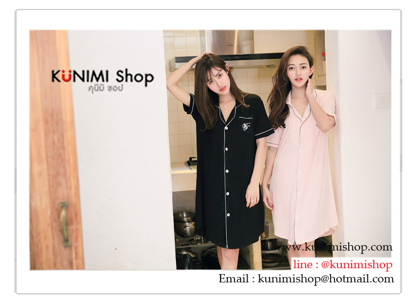 ชุดนอนกระโปรง คอปก แขนสั้น กระดุมผ่าหน้า มีกระเป๋าหน้าด้านซ้าย สวยหวาน มี 2 สี สีชมพูอ่อน สีดำ ขนาดชุด ความยาวชุด : 86 ซม. รอบอกไม่เกิน : 36 นิ้ว รอบเอวไม่เกิน 38 นิ้ว และสะโพกไม่เกิน 38 นิ้ว