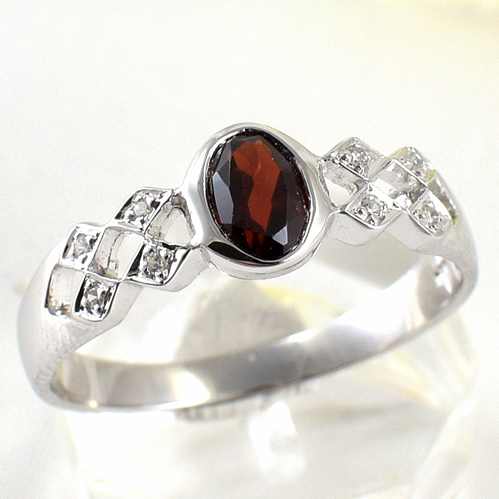 SKJewelryFactory แหวนพลอยโกเมนแท้ ทรงผู้หญิง แซมเพชรด้านข้าง ดีไซน์สี่เหลี่ยมข้าวหลามตัดมุม ER01402-GAN