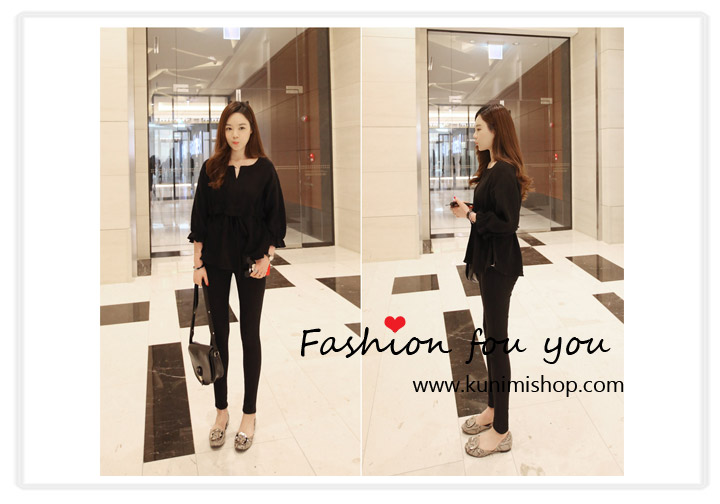 เสื้อแฟชั้น มี 2 สี สีขาว สีดำ คอกลมผ่าหน้าเป็นตัววี แขนสามส่วนพอง จั้มปลาย มีระบาย มีเชือกผูกเอว เสื้อทรงสวย น่ารัก จะใส่คู่กับกางเกง หรือ กระโปรงก็ดูเข้ากันคะ สินค้าคุณภาพ สินค้าเหมือนแบบ 100 % Size L : ควายาวชุด 48 cm. // ความกว้างของไหล่ 36 cm. ความยาวแขนเสื้อ 39 cm. // รอบอกไม่เกิน 35 นิ้ว รอบเอวไม่เกิน Free Size // สะโพก Free Size ผ้า : ผ้าฝ้าย