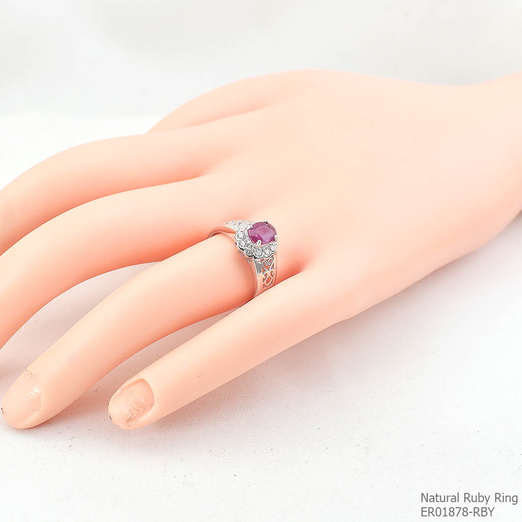 SKJewelryfactory แหวนพลอยทับทิมแท้ ล้อมเพชร ด้านข้างฉลุรูปหัวใจ ER01878-RBY