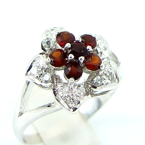 SKJewelryFactory แหวนดอกไม้ พลอยโกเมนแท้ ตัวเรือนเงินแท้ ER00616-GAN