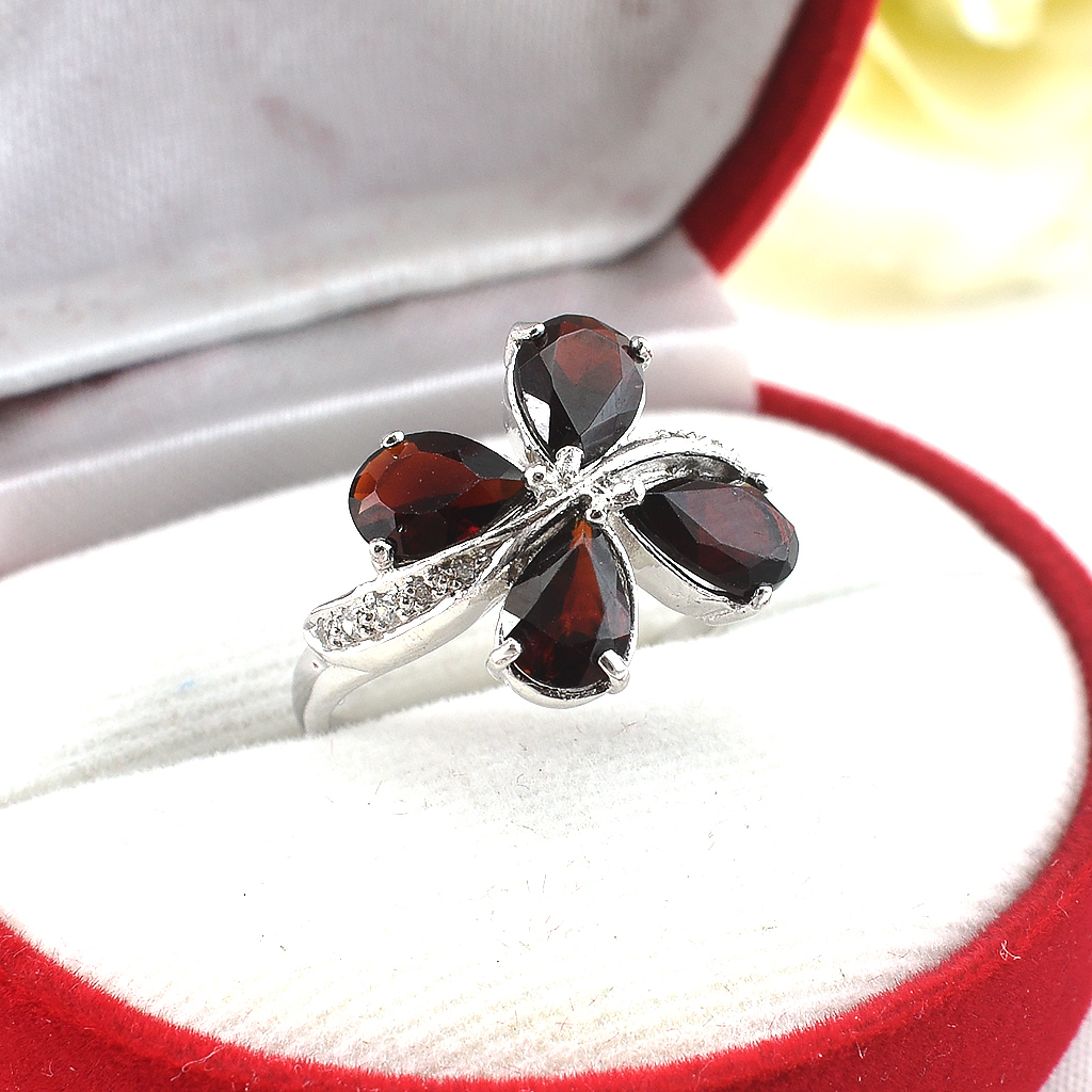 SKJewelryFactory แหวนดอกไม้ สีแดงแก่กล่ำ พลอยโกเมนแท้ สีเเดงเข้มๆ สวยจับใจ ER01549-GAN