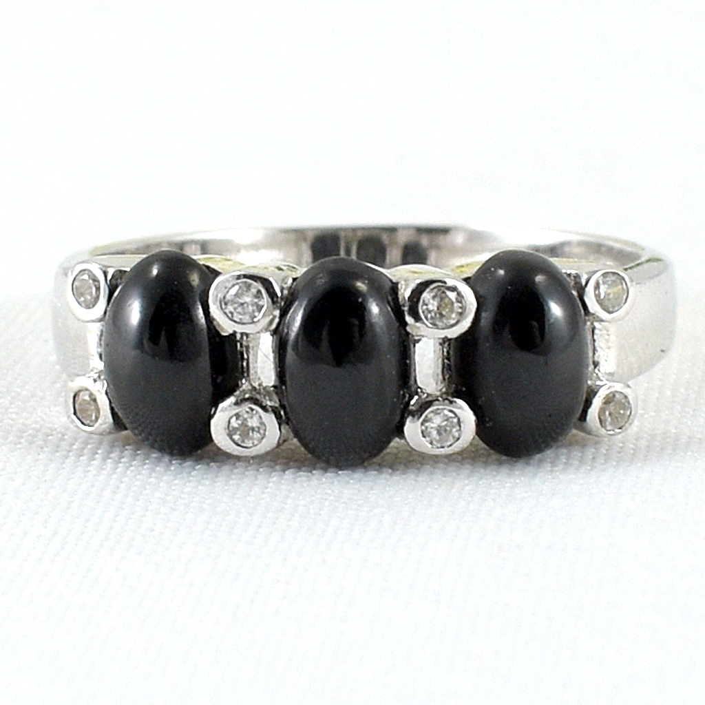 SKJewelryFactory แหวนพลอยนิลแท้ เจียรนัยแบบหลังเบี้ย แหวนพลอยเรียง 3 เม็ด ER00346-ONC