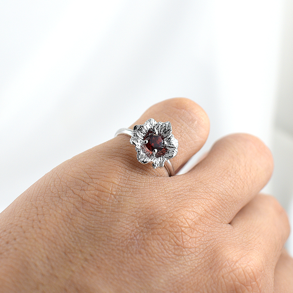 SKJewelryFactory แหวนดอกไม้ แหวนเงินแท้ 92.5% ฝังพลอยโกเมนแท้ ER02240-GAN