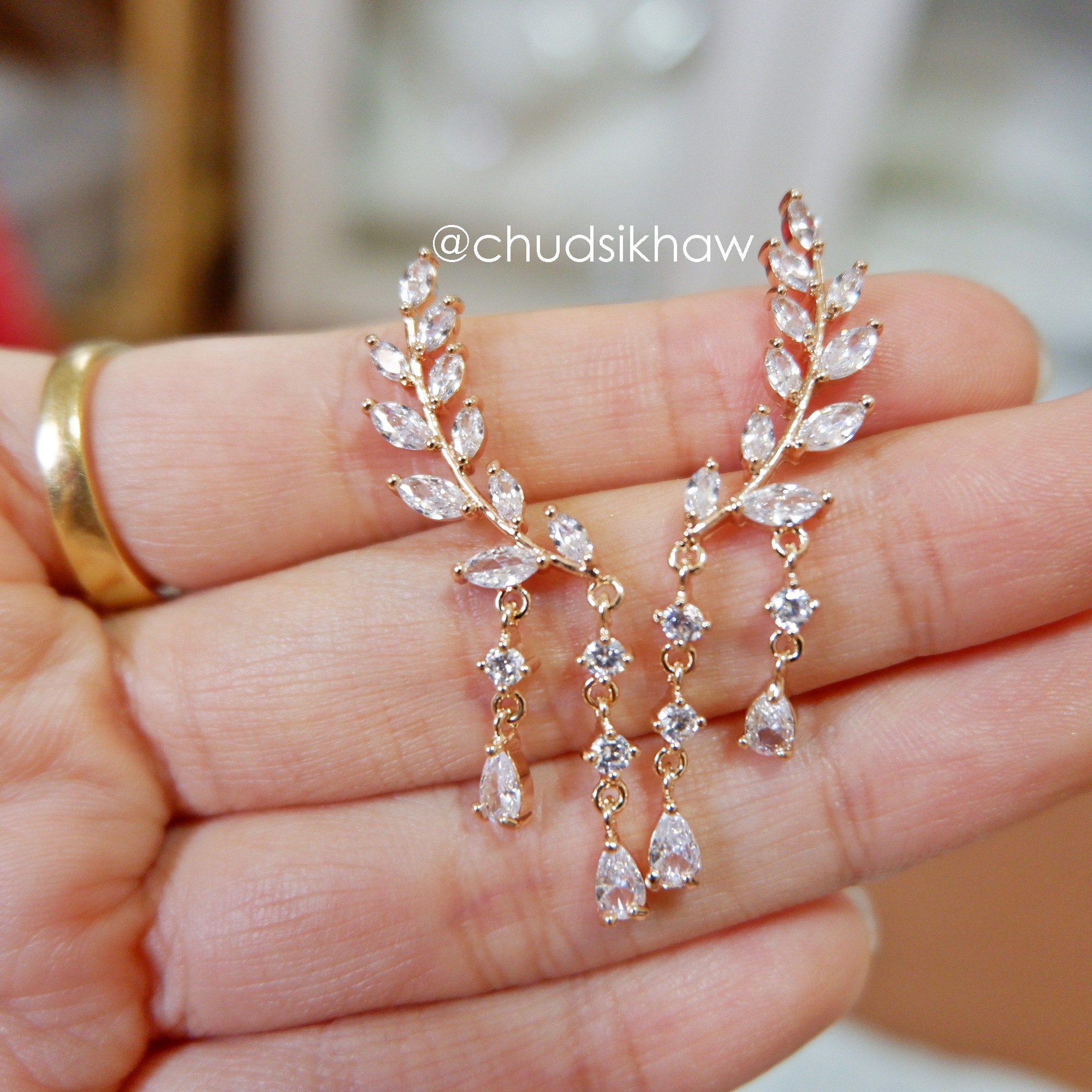 ต่างหูหลายแบบน่ารัก เล่นไฟ มุกแวววาว สวย ราคา 190 - 350 บาท