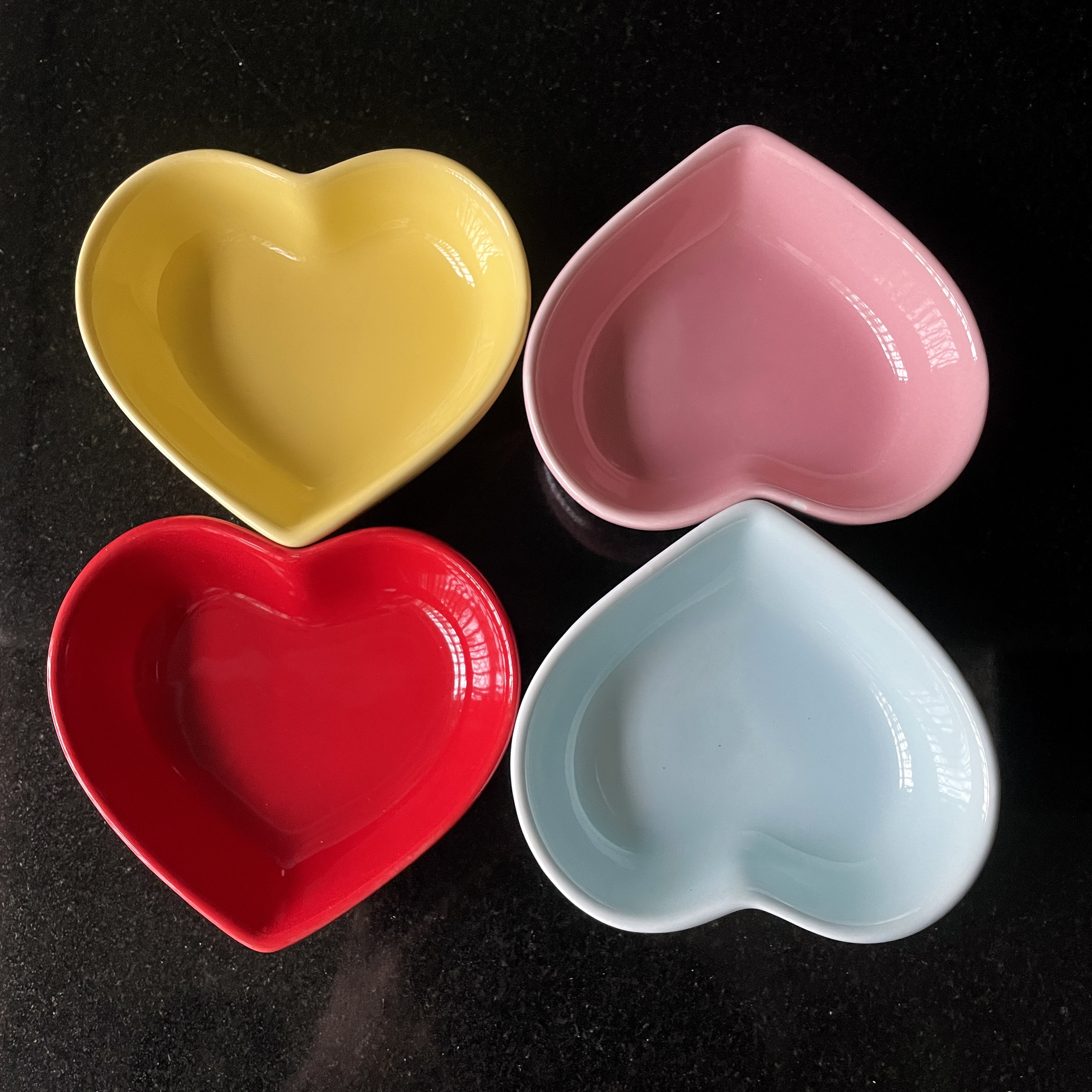 ถ้วยน้ำจิ้ม 4 ใบชุด ลายหัวใจ สีเหลือง ฟ้า แดง ชมพู น่ารักไม่เหมือนใคร