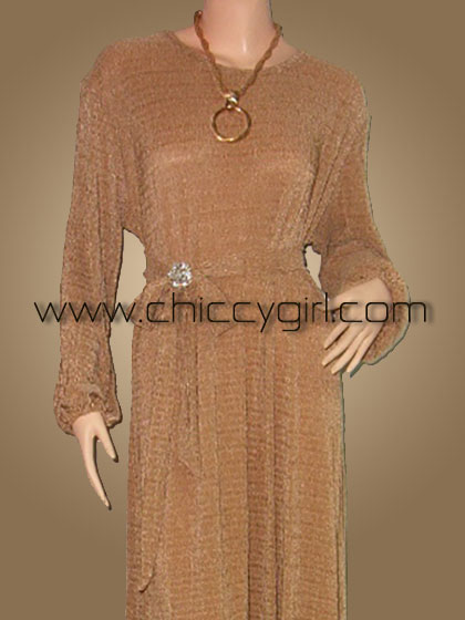 ชุดราตรีไปงานกลางคืนตัวหลวมแขนยาว สีทอง คอกลม โดดเด่นด้วยเนื้อผ้าเหลือบเงาเหมือนกากเพชรอัดจีบพลีทถี่ละเอียด แบบเรียบหรู ดูดี มีรสนิยม ทรงหลวมและเส้นจีบพลีทเป็นลายทางแนวตั้งช่วยพรางรูปร่างได้ดี ใส่ได้ทั้งคนอ้วน คนอวบ คนท้อง คนผอม และเป็นชุดราตรีอิสลาม มุสล