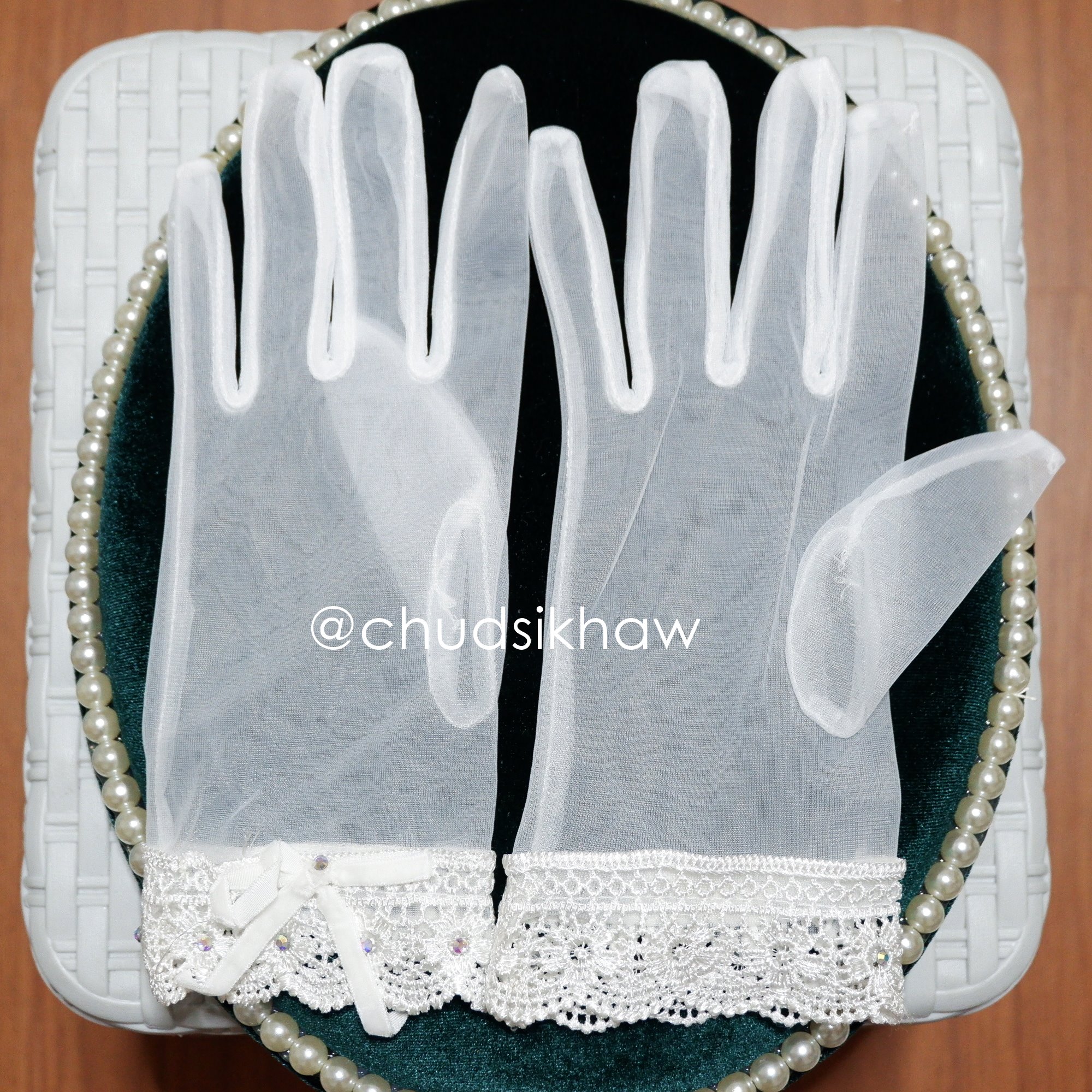 ถุงมือเจ้าสาวแบบสั้น ข้อมือประดับลูกไม้ฉลุ