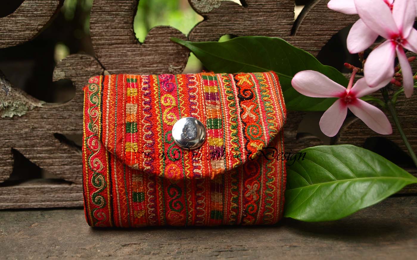 กระเป๋าสตางค์ กระดุมสีเงิน/ Ethnic Hmong Embroidered Coin Purses EC 001