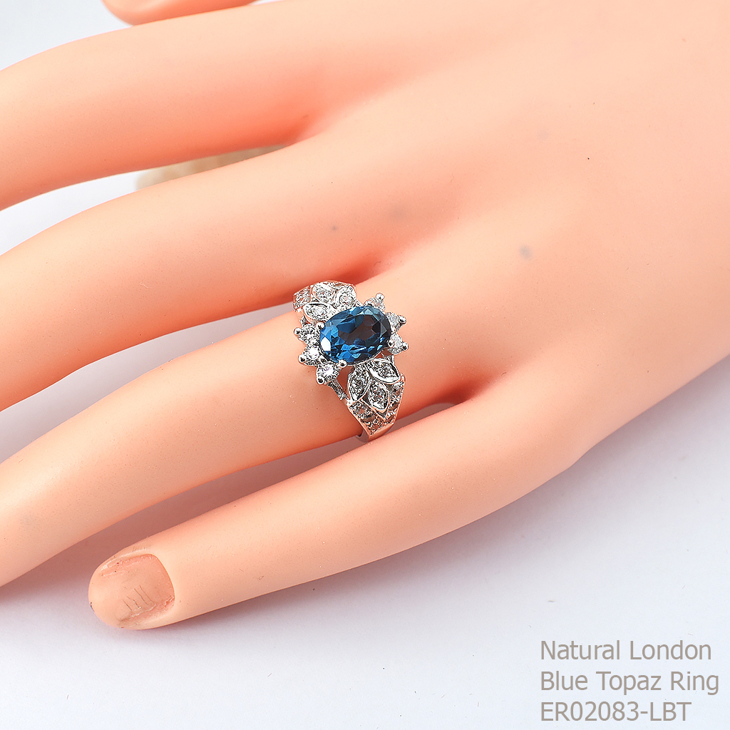 SKJewelryfactory แหวนเงินแท้ ฝังพลอยลอนดอนบลูโทปาซแท้ และเพชร ดีไซน์ล้ายดอกไม้ ER02083-LBT