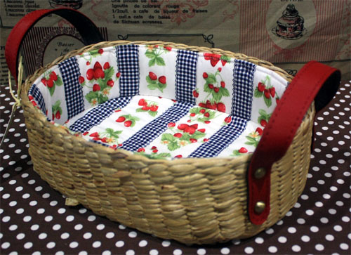 ชิ้นงานดิบ ผักตบชวา ทำ Decoupage งานเพนท์ ตระกร้าทรงรีเตี้ยหูหนัง บุผ้าวินเทจตีตาราง โทนสีน้ำเงินลายสตอเบอร์รี่