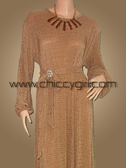 ชุดราตรีไปงานกลางคืนตัวหลวมแขนยาว สีทอง คอกลม โดดเด่นด้วยเนื้อผ้าเหลือบเงาเหมือนกากเพชรอัดจีบพลีทถี่ละเอียด แบบเรียบหรู ดูดี มีรสนิยม ทรงหลวมและเส้นจีบพลีทเป็นลายทางแนวตั้งช่วยพรางรูปร่างได้ดี ใส่ได้ทั้งคนอ้วน คนอวบ คนท้อง คนผอม และเป็นชุดราตรีอิสลาม มุสล